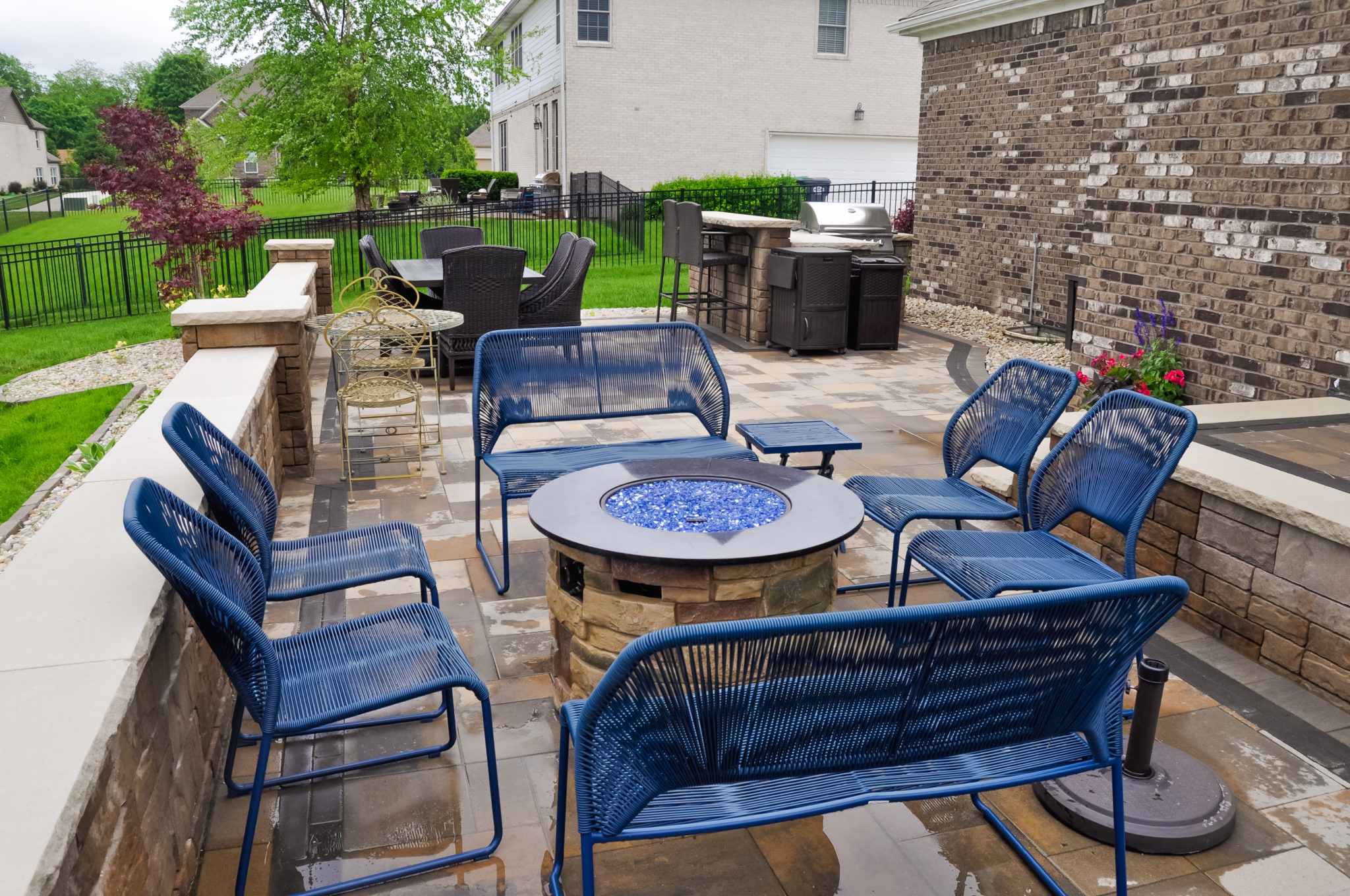 Precision Outdoors Center Grove grill paver patio & retaining wall builtin built-in outdoor kitchen extended bar seating hang out gathering paver patio belgard moduline paver material retaining wall kitchen veneer Ashlar tandem backyard landscaping rock bed trees bulbs shrubs entertaining space